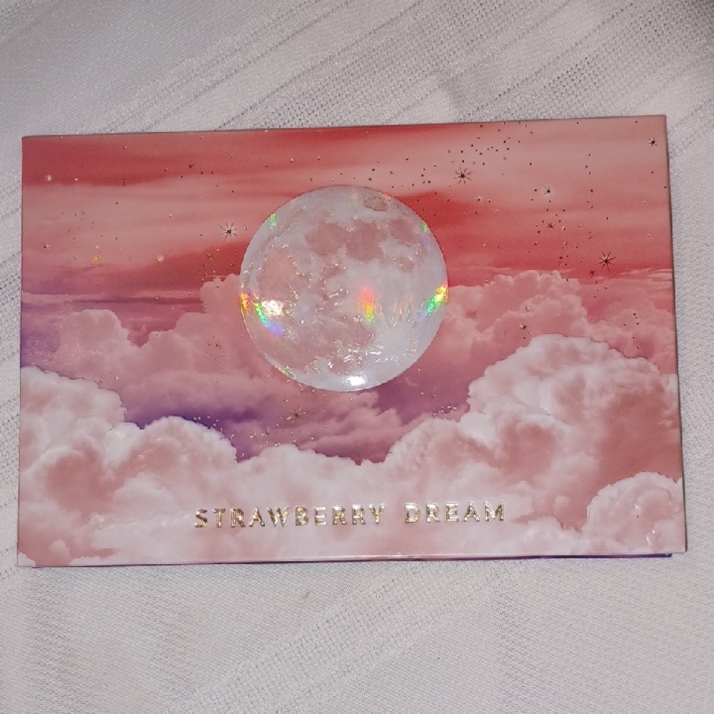 Lunar Beauty Strawberry Dream Eyeshadow Palette